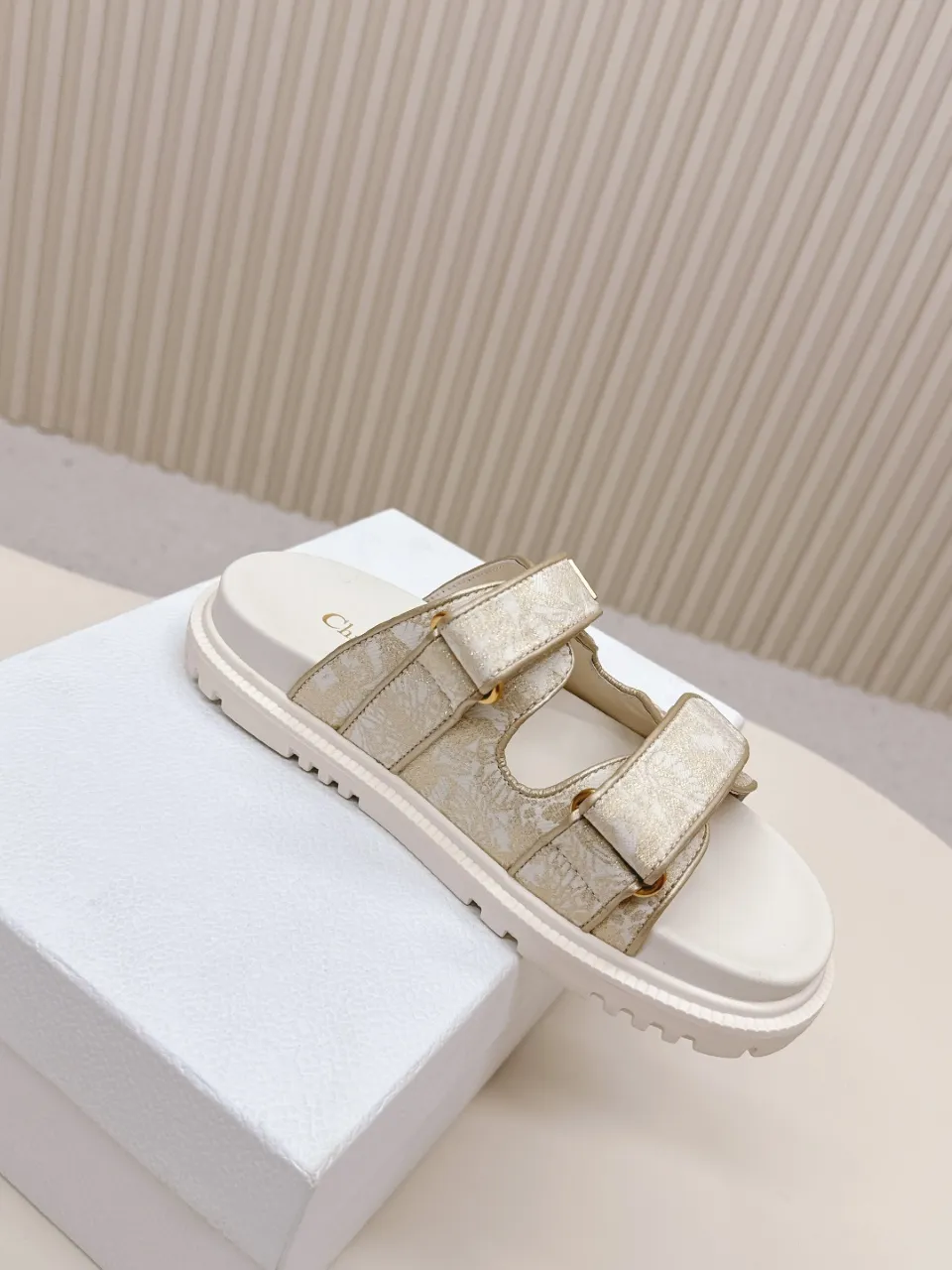 👟👟Ex-factory price 460👟👟 This black sheepskin DiorAct sandal is fashionable. Paired with an insole that fits the shape of your foot, it's made of exceptionally lightweight and comfortable leather. The upper straps feature a Velcro closure and feature a gold-finish metal "DIOR" logo. Can be matched with various styles to show modern style. Gold-finish metal "DIOR" logo Two adjustable Velcro straps Leather insole that fits the shape of your foot Soft and lightweight texture EVA sole decorated with Christian Dior's lucky star symbol Made in Italy Size 35--42 (Customized sizes 41 and 42 are non-refundable)